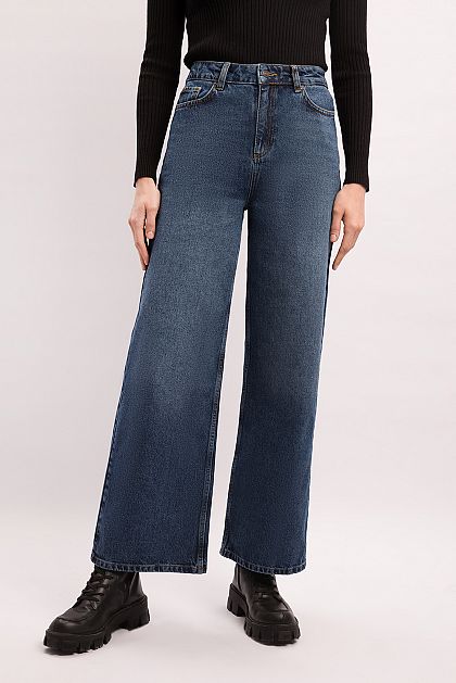 Блестящие джинсы металлик стали хитом 2023 года: как выглядит этот тренд