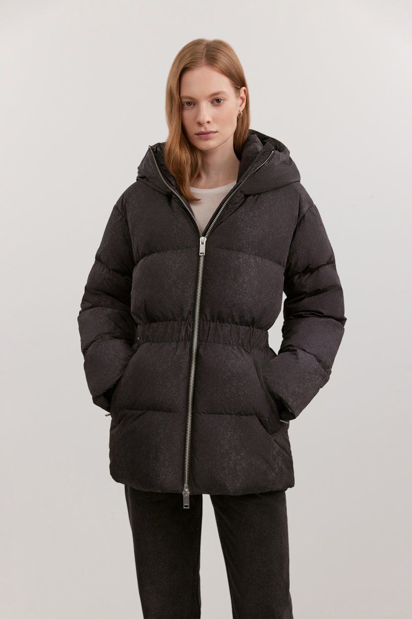 Пуховик из плотной матовой ткани 27599₽