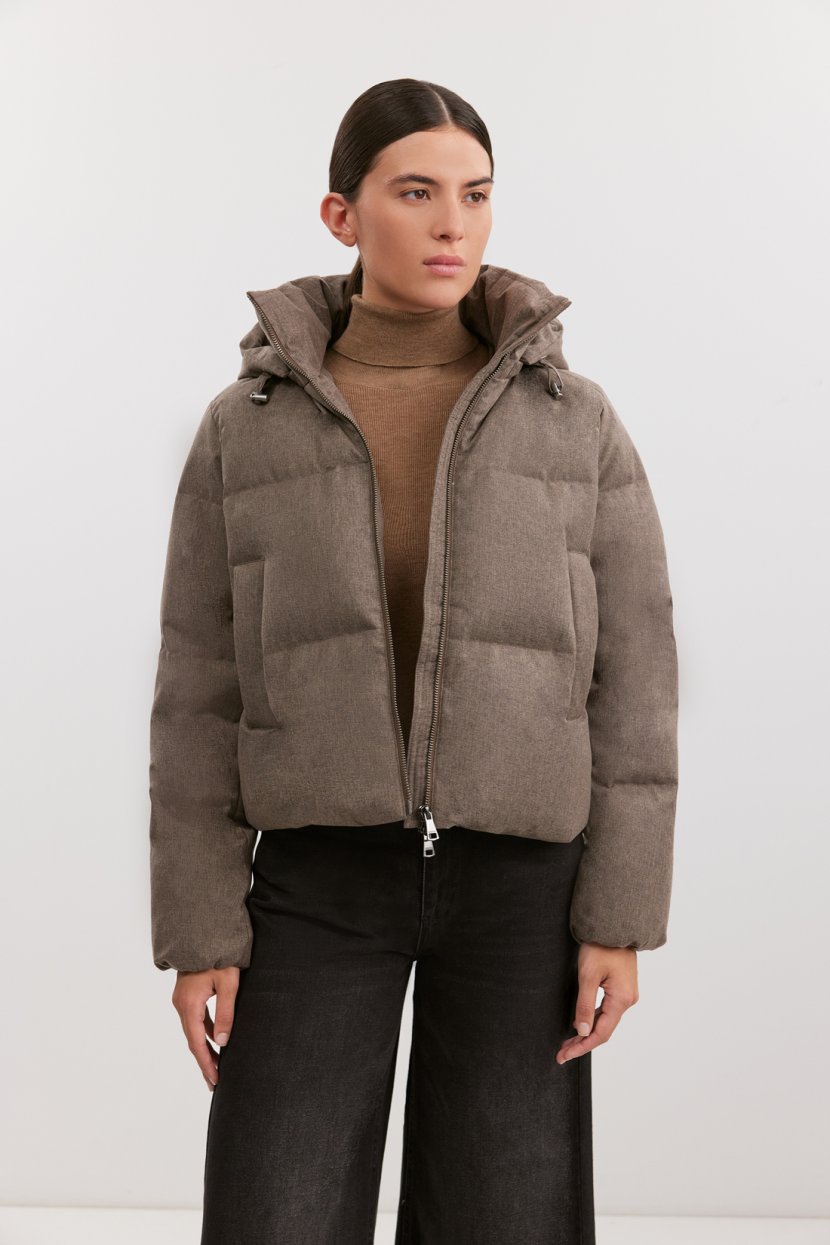 Короткий пуховик с капюшоном 17599₽