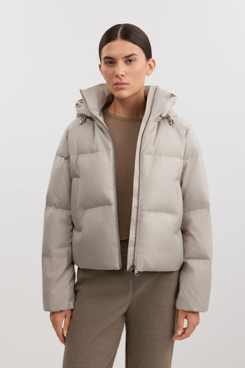 Короткий пуховик с капюшоном 17599₽