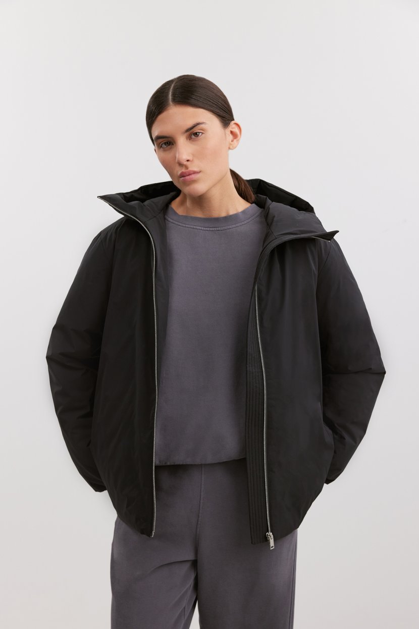 Укороченный пуховик с капюшоном
