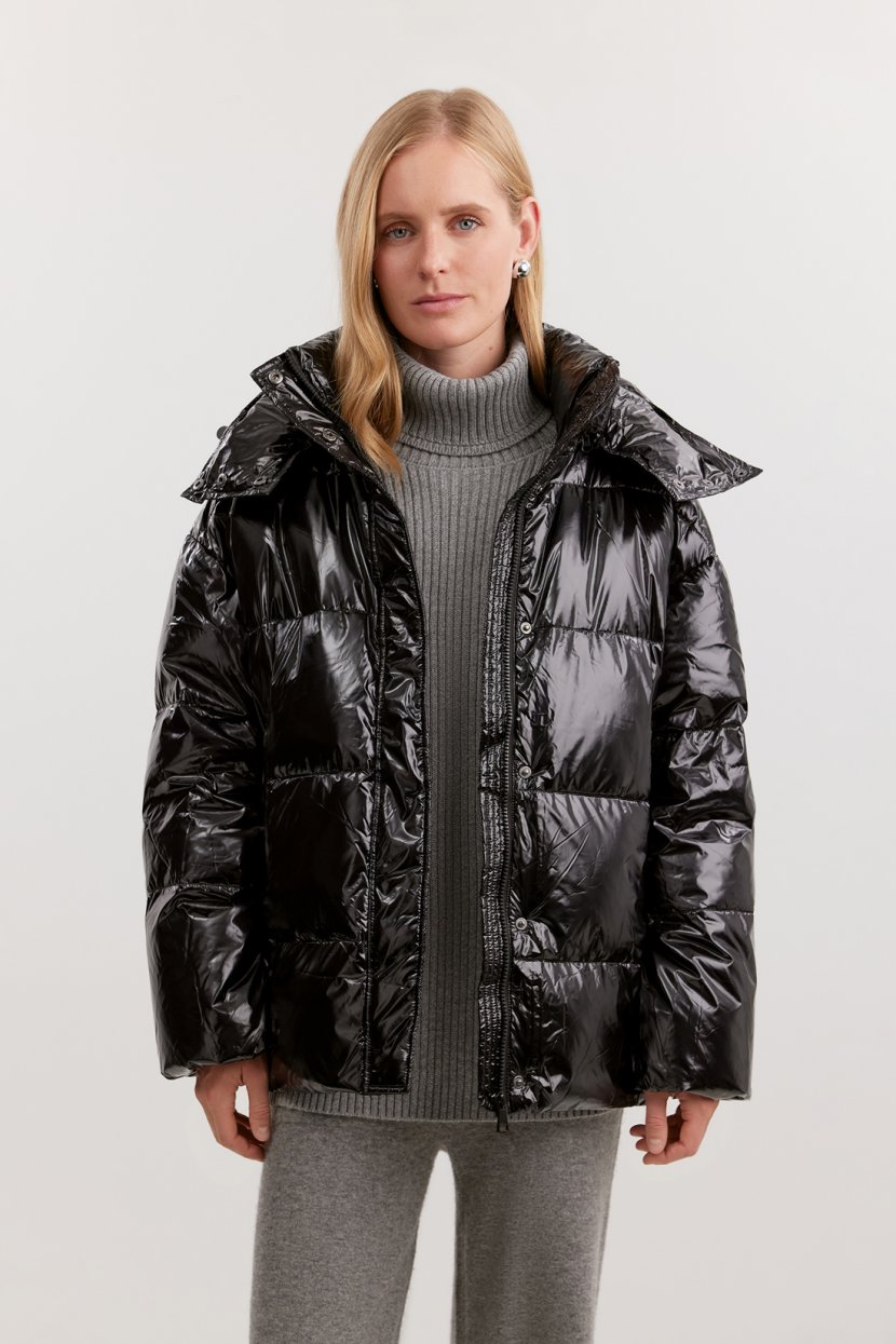 Короткий стеганый пуховик со съемным капюшоном 20999₽