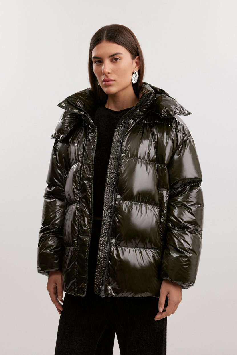 Короткий стеганый пуховик со съемным капюшоном 20999₽