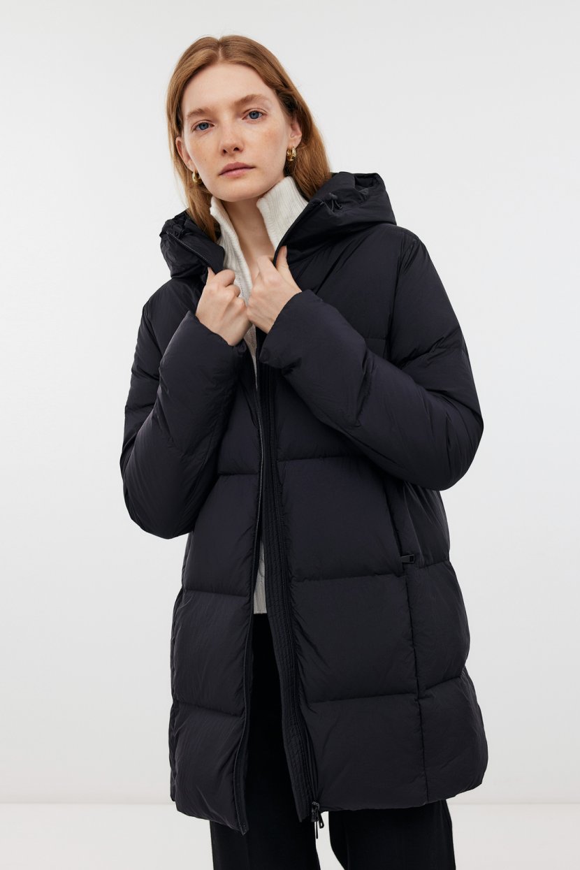 Облегченный пуховик с несъемным капюшоном S черный 18599₽