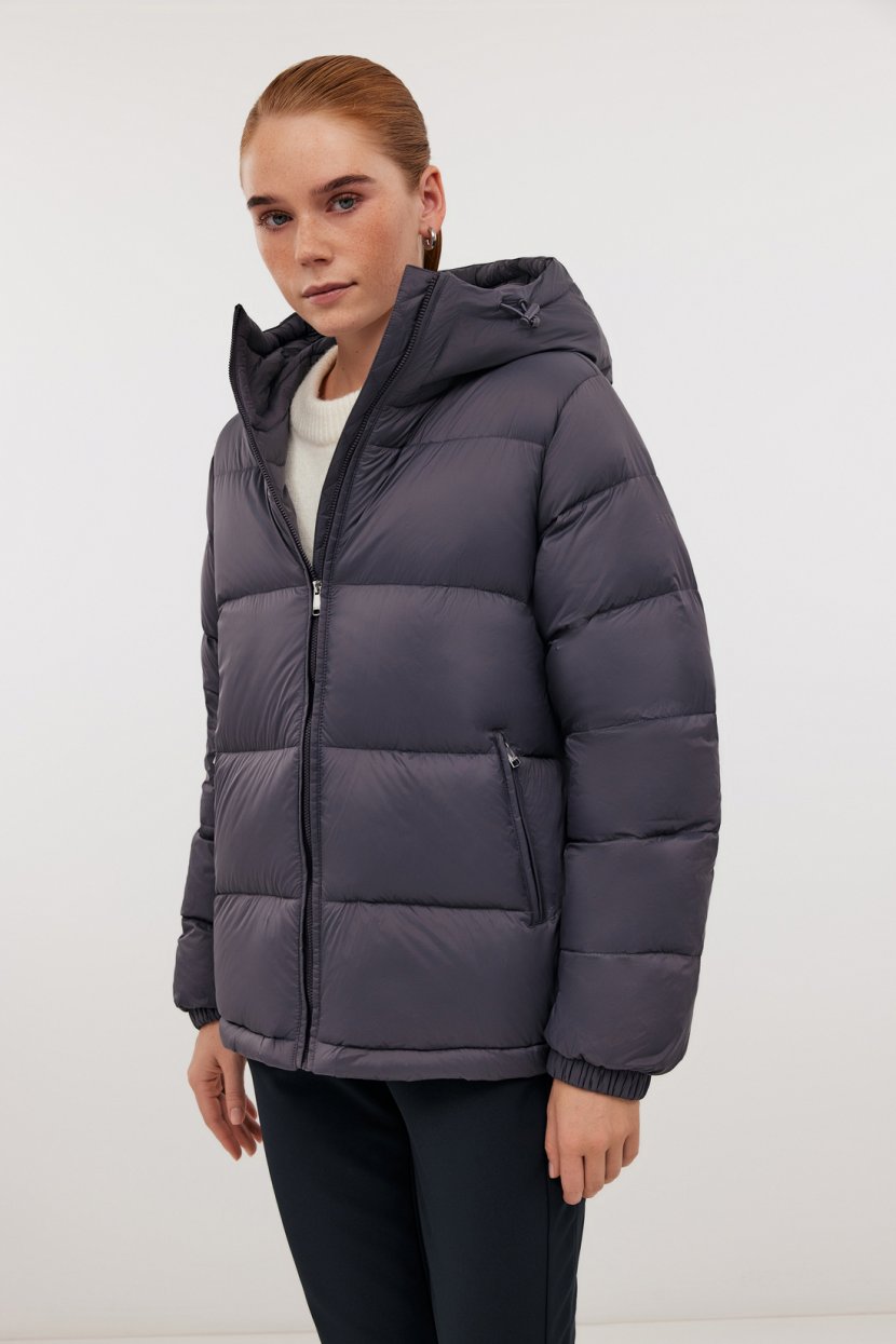 Облегченный пуховик прямого силуэта 15999₽