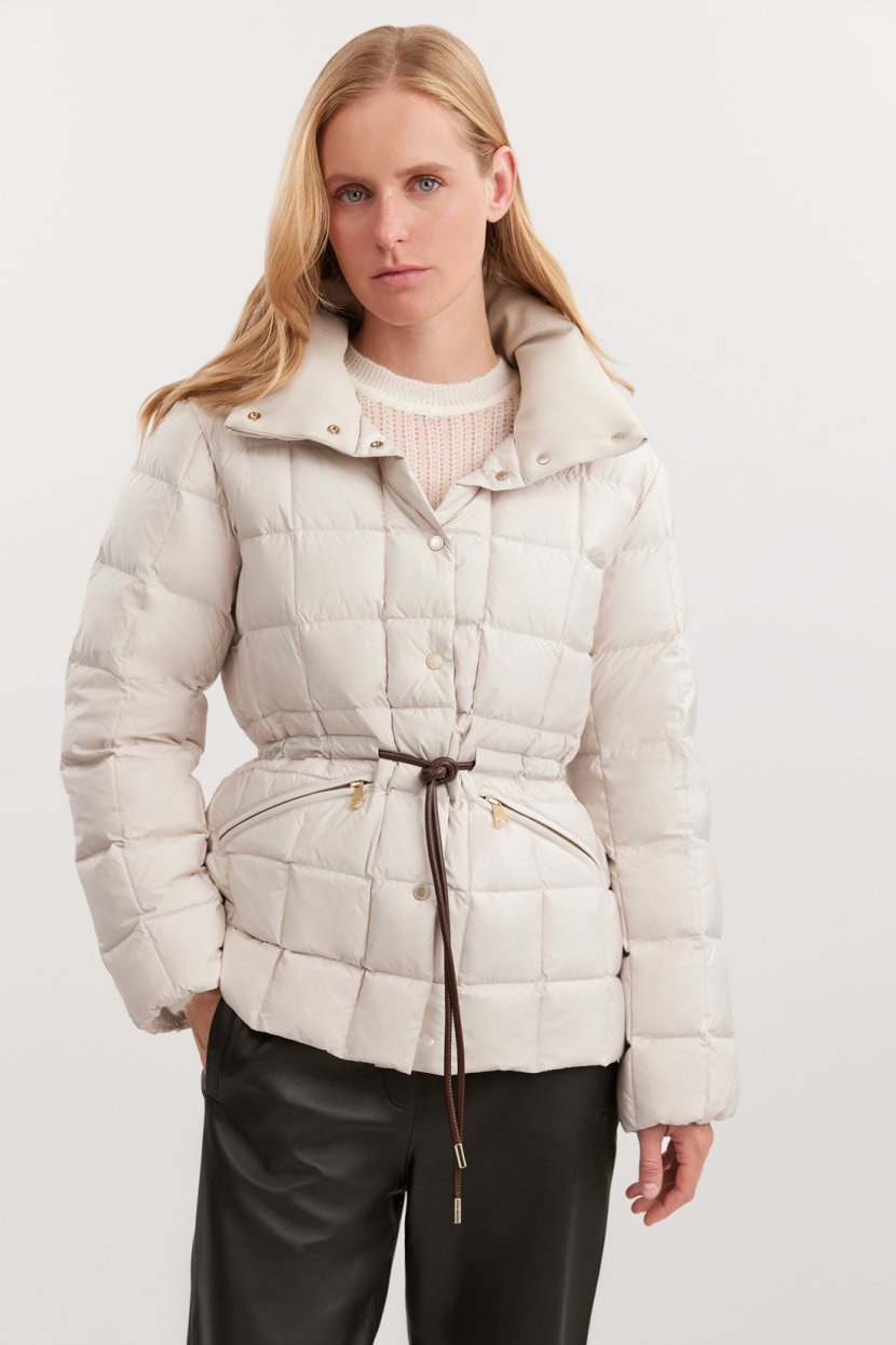 Короткий пуховик без капюшона 16599₽