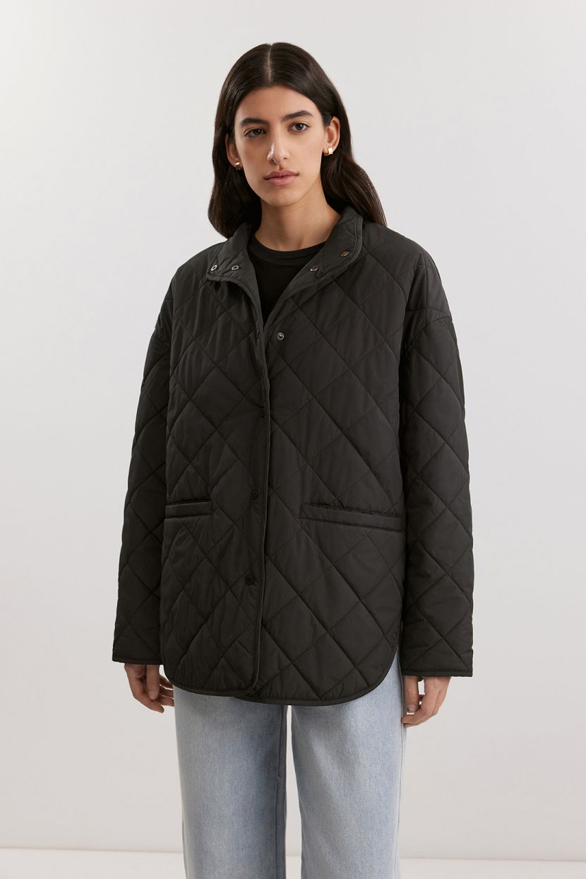 Теплая женская куртка с воротником-стойкой согреет в межсезонную непогоду. Модель свободного кроя выполнена из матовой ткани с водоотталкивающей пропиткой WR, благодаря которой капли воды скатываются, не впитываясь в поверхность ткани. Куртку в лаконичном дизайне со стежкой ромбами утеплили тонким слоем конжугейта, который не пропускает холод снаружи, не мешает свободной циркуляции воздуха и надежно удерживает тепло внутри изделия. Пропитка CIRE не дает утеплителю мигрировать при ношении и стирке, препятствует образованию комков и его неравномерному распределению. Воротник-стойка дополнительно защищает от ветра и дождя.Стильная модель трапециевидной формы впишется в актуальные городские образы с юбками и брюками в офисном стиле и в стиле casual. Практичный, удлиненный фасон с воротником-стойкой способствуют теплому и комфортному времяпровождению на улице в холодное и сырое время года. Удобные прорезные карманы-листочки расположены горизонтально. Закругленный фигурный низ придает модели легкость рубашечного кроя, обеспечивает свободу движений при ходьбе.Женская демисезонная куртка на утеплителе в современном дизайне подойдет женщинам любого возраста, осталось только выбрать темный или светлый цветовой вариант.
