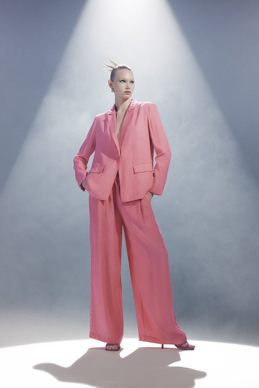 Однобортный прямой жакет на пуговицах