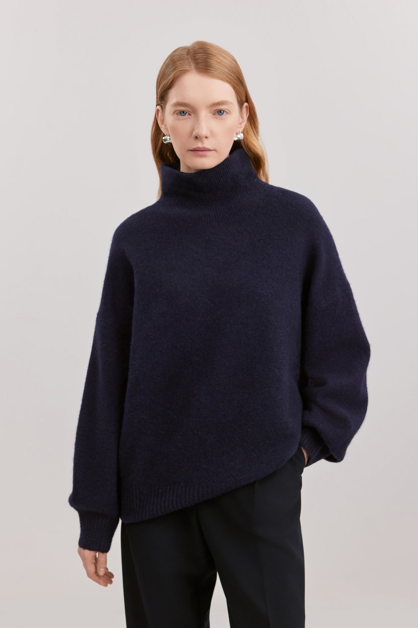 Базовый оверсайз джемпер с высоким воротником