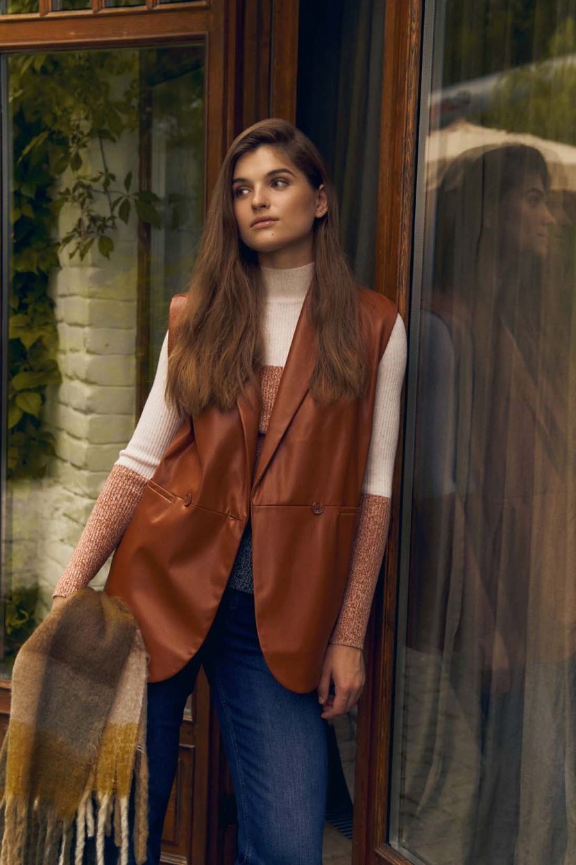 Жилет из экокожи XS коричневый 2279₽