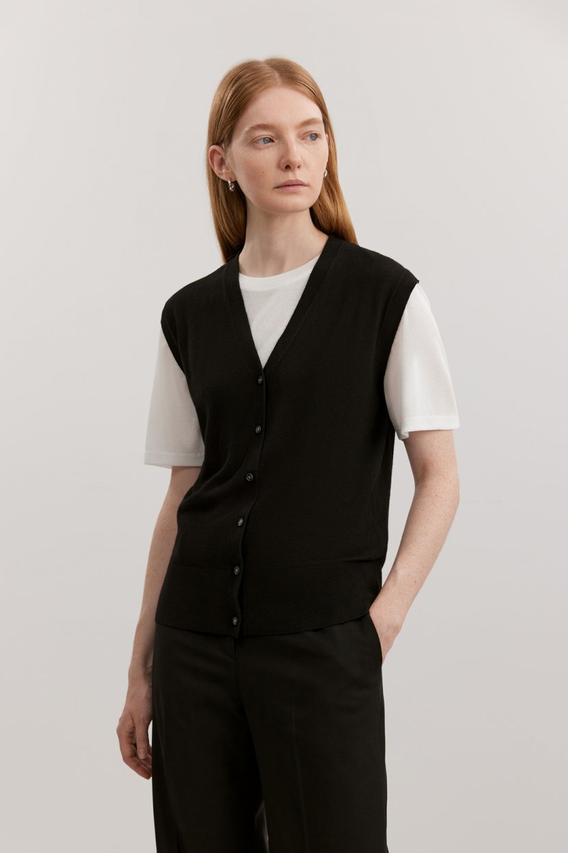 Трикотажный жилет на пуговицах 3599₽