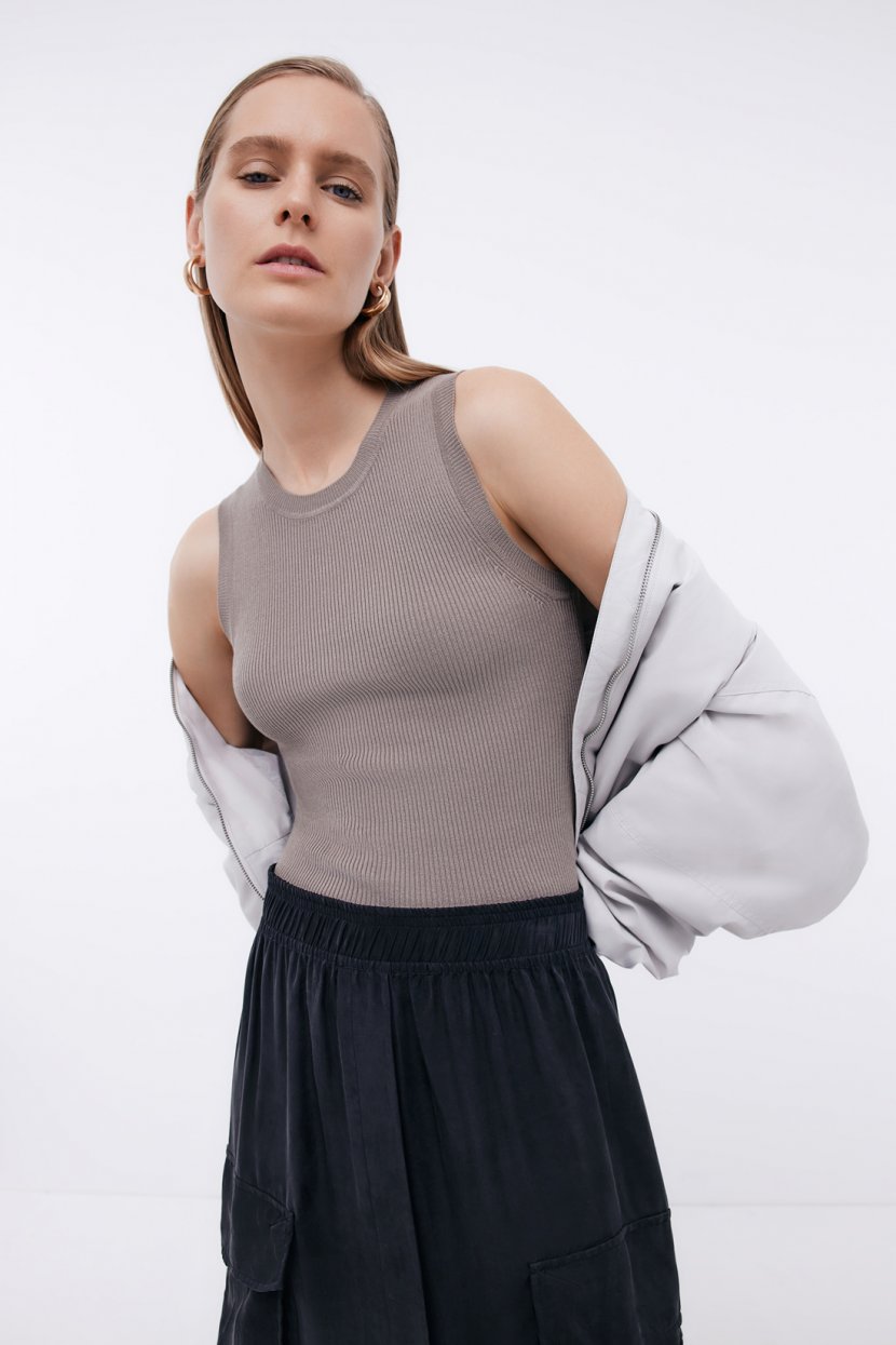 Трикотажный топ в рубчик без рукавов S коричневый 1599₽