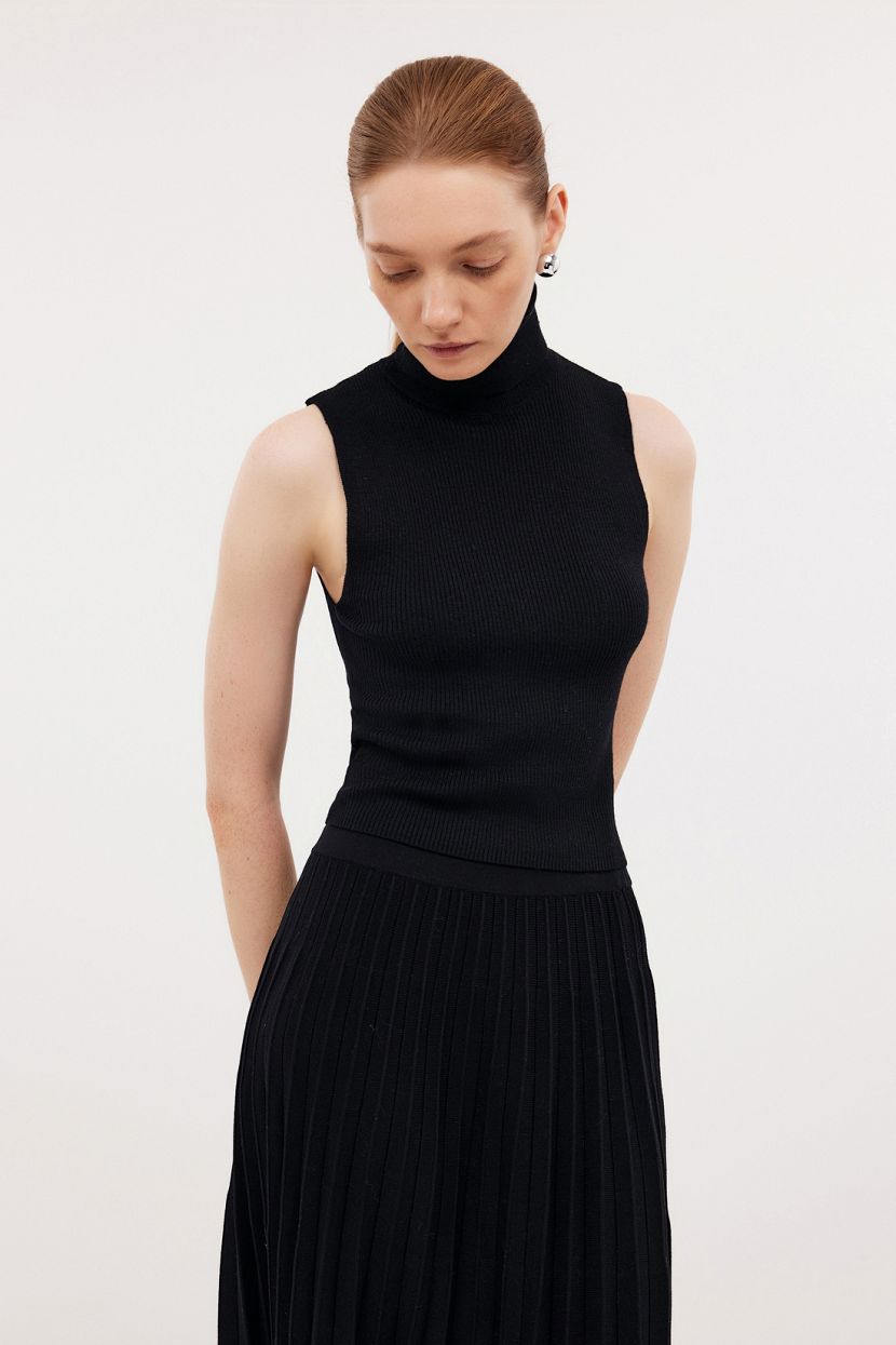 Топ из вязаного трикотажа L черный 1310₽