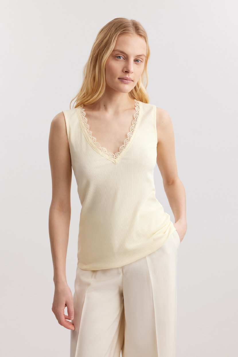 Топ из смесового трикотажа в рубчик L желтый 1999₽