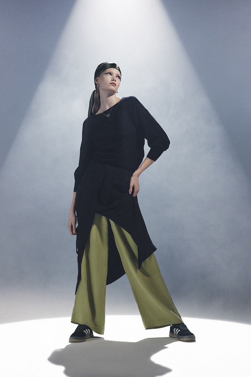 Брюки карго из вискозы купро с накладными карманами 7999₽