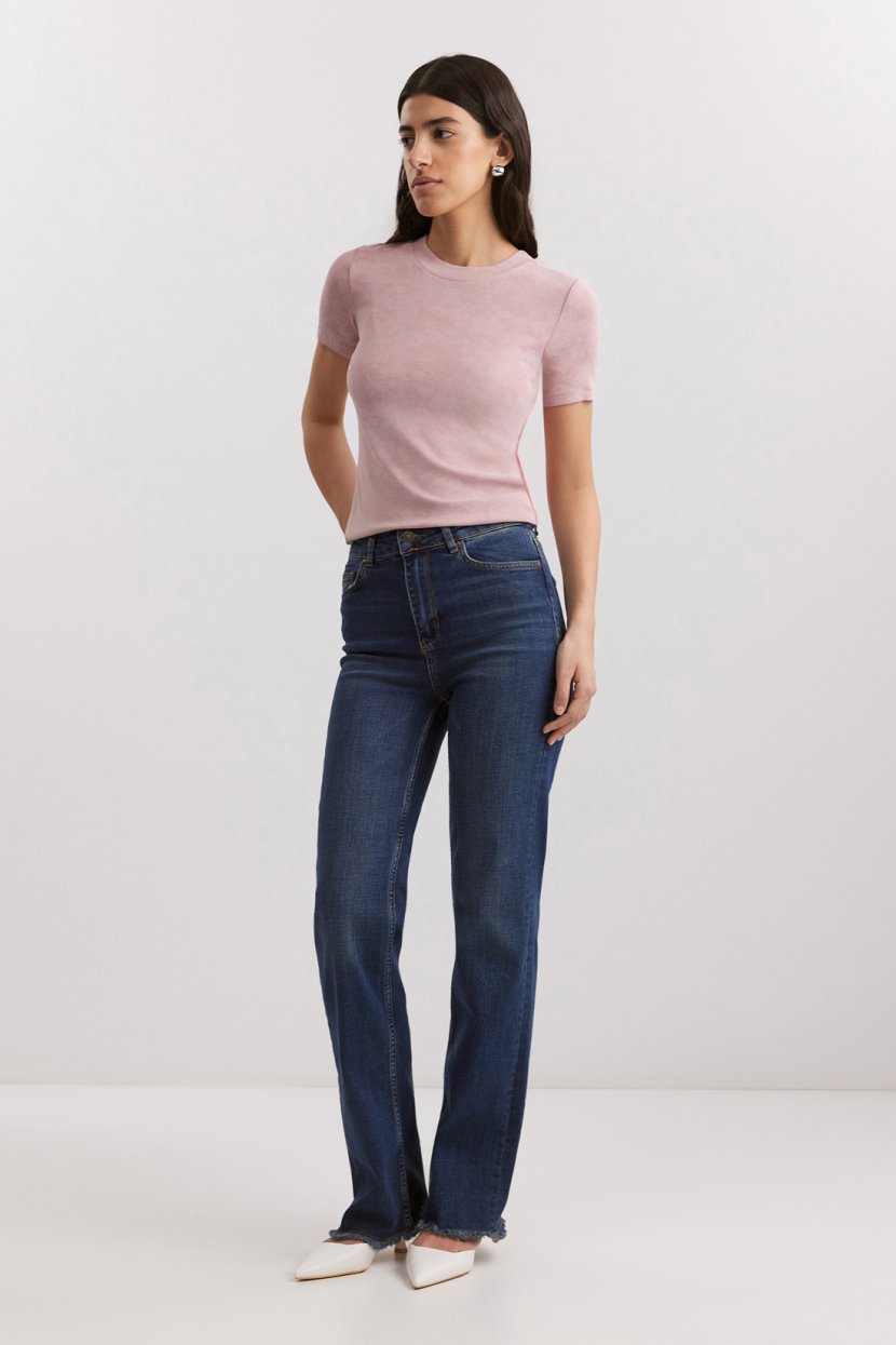 Женские джинсы из хлопкового денима средней плотности с эластаном (99% хлопка и 1% эластана) обеспечивает комфорт для кожи и лёгкость ухода. Силуэт STRAIGHT FIT и высокая посадка придают им классический и одновременно элегантный вид. Аккуратная бахрома по низу брючин  — тренд сезона. Насыщенный синий окрас с лёгким винтажным эффектом по швам и фирменная брендированная фурнитура лаконично завершают образ. Джинсы подходят как для высокого, так и для невысокого роста, представлены в больших размерах. Идеальны для офисных деловых и повседневных кэжуал образов,  универсальны благодаря свободному крою и базовому тёмному оттенку, прекрасно дополнят аутфиты для работы, свиданий и прогулок по городу. Модель с завышенной посадкой и шлёвками под ремень садится максимально комфортно на любой тип фигуры и выгодно облегает бёдра, подчёркивая фигуру. Прямые джинсы — это классический модный выбор, который станет незаменимой частью женского гардероба для офиса, повседневной носки и даже вечерних мероприятий при условии правильной стилизации. Рекомендуется бережная стирка при температуре 30°C для сохранения качества ткани.