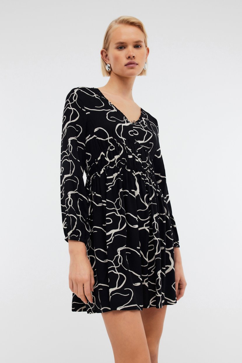Платье из вискозы с драпировкой и принтом L черный 3999₽