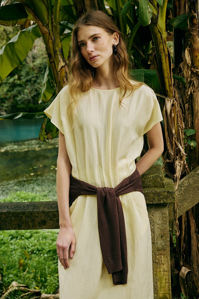 Платье-миди с мягкими складками по талии