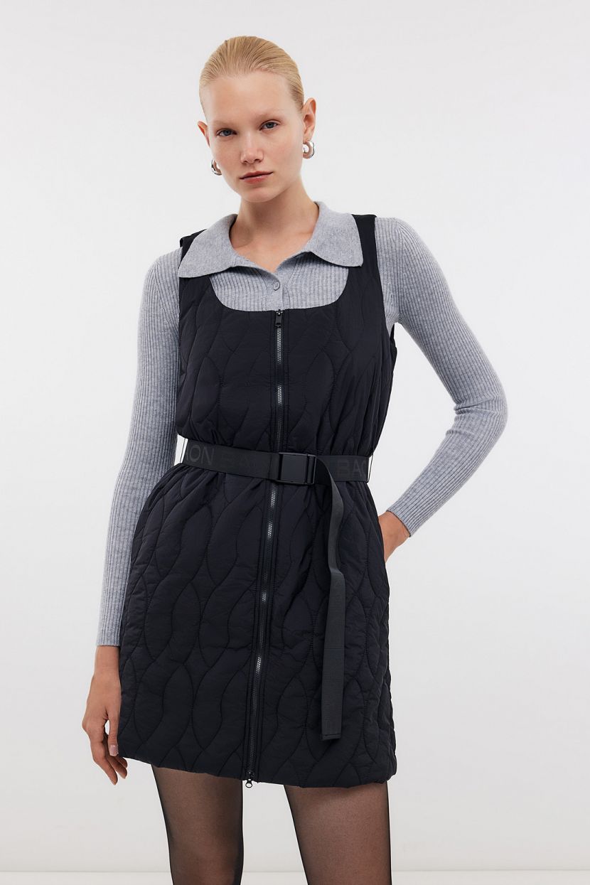 Утепленный сарафан с поясом и фигурной стежкой черный 4399₽