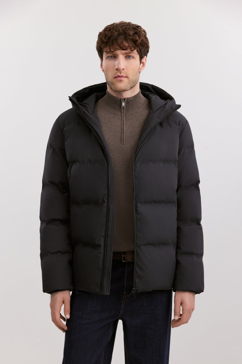 Стеганый укороченный зимний пуховик с капюшоном
