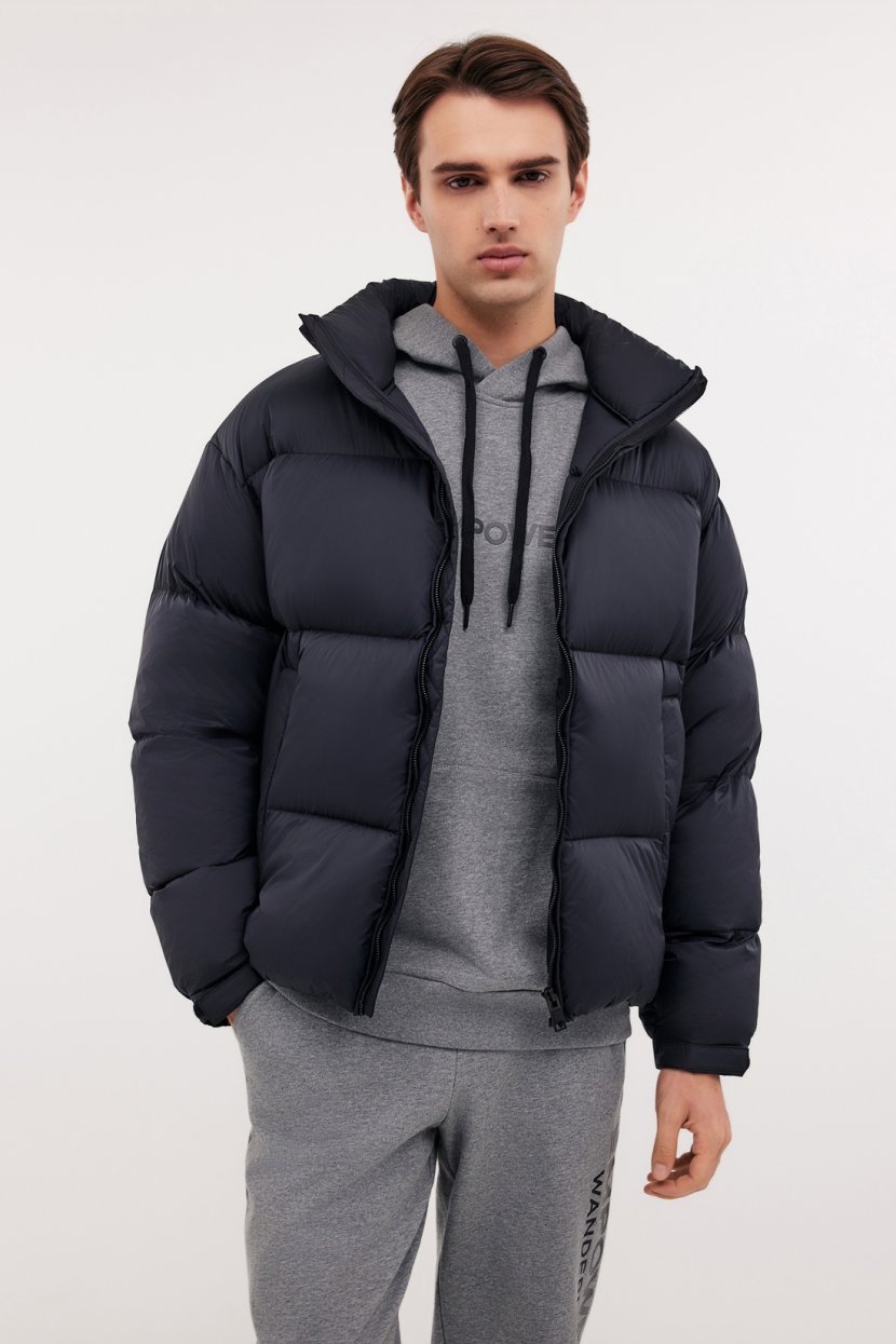 Мужской облегченный пуховик с воротником-стойкой и влагозащитой