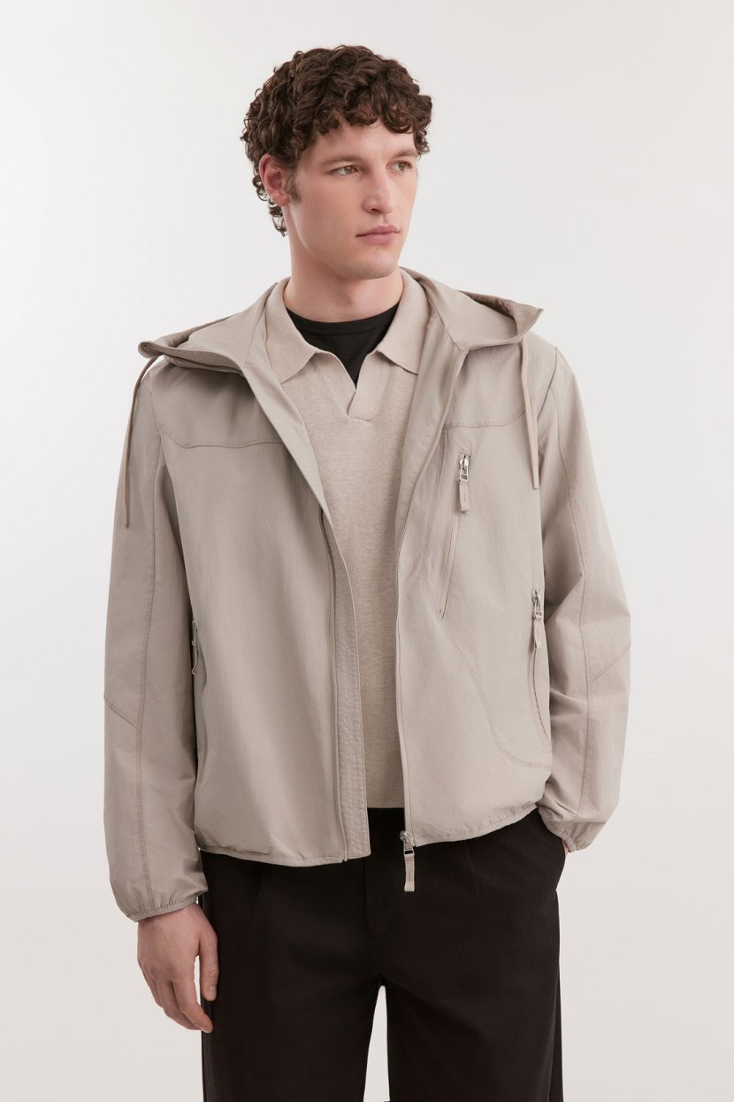 Короткая ветровка свободного кроя