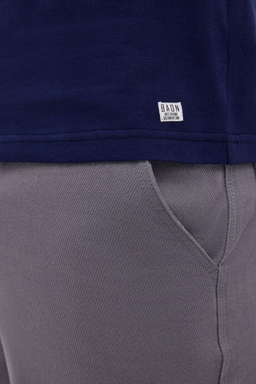 Однотонная футболка поло из хлопкового трикотажа (арт. BAON B7024004), размер L, цвет синий Однотонная футболка поло из хлопкового трикотажа (арт. BAON B7024004) - фото 6
