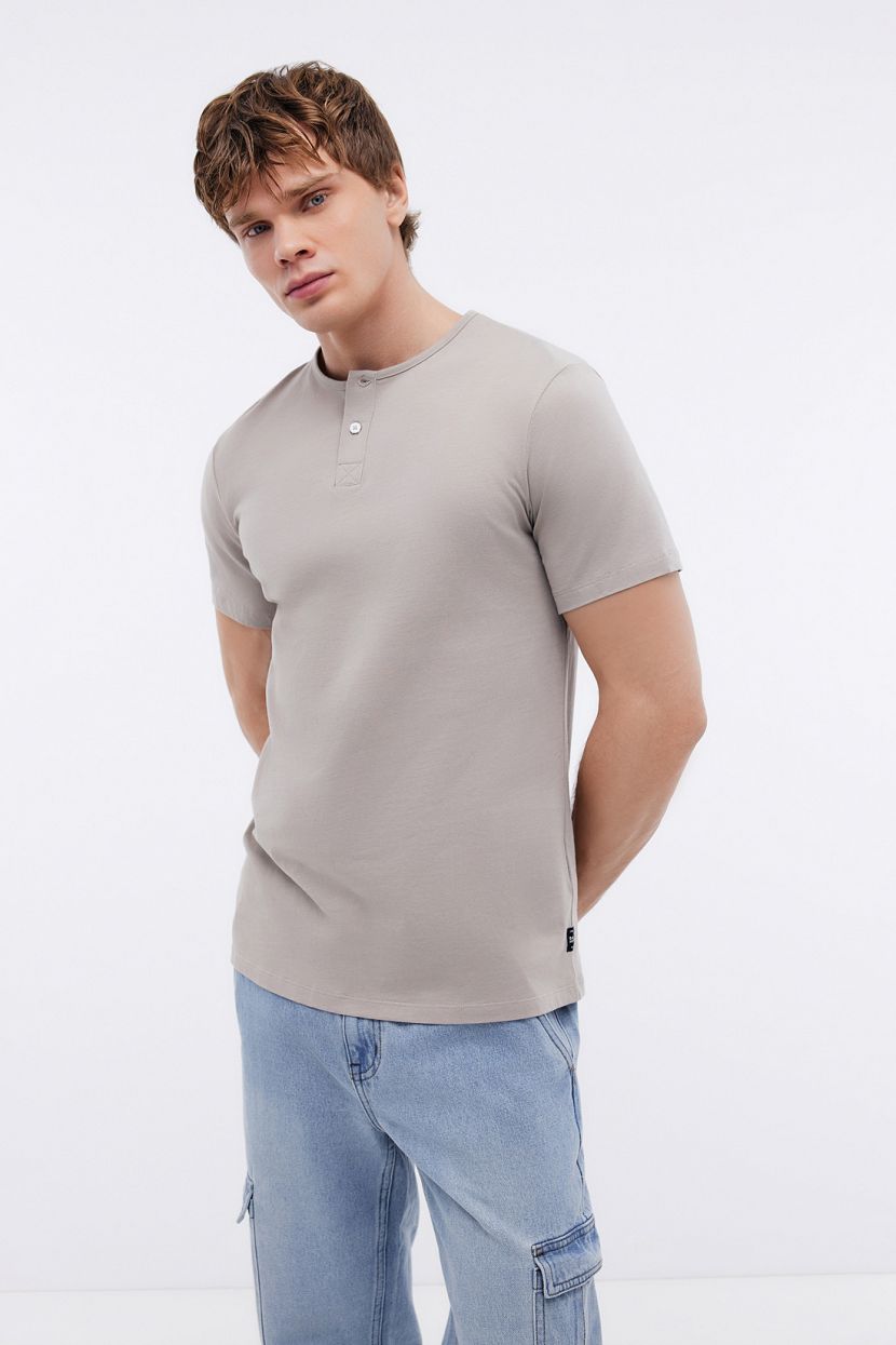 Базовая футболка с воротником-хенли REGULAR FIT, бежевый
