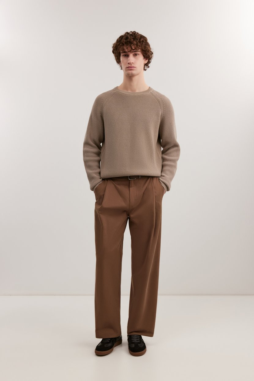 Свободные брюки со складками у пояса